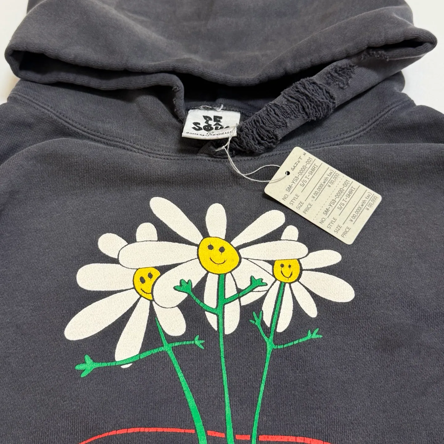 More details SAINT Mxxxxxx × DE LA SOUL DLS_HOODIE/DE LA SOUL/BLK DE LA SOUL co-branded potted plant destruction hoodie, washed black S-XL, a very important hoodie this season. It embodies the brand philosophy through the humorous potted plant and slogan design. In addition, through a large number of hand-made fraying, cutting and other destruction processing, as well as heavy washing and oxidative fading treatment, it creates a perfect vintage effect. Original mold opening Customized co-branded main mark and wash water mark, correct version